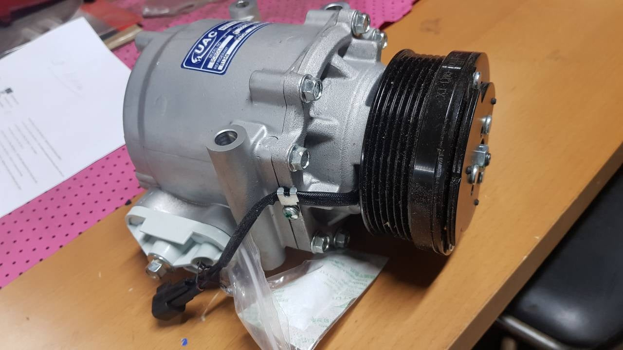 Air conditioning compressor (10915)